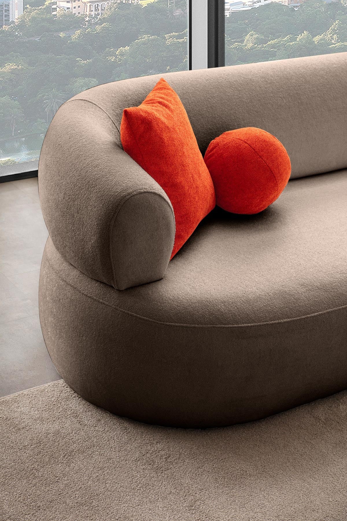 Ecksofa rechts in Mink mit Bouclé-Stoffbezug, Holzgestell und Kunststoffbeinen, inklusive vier Zierkissen, im Wohnzimmer platziert