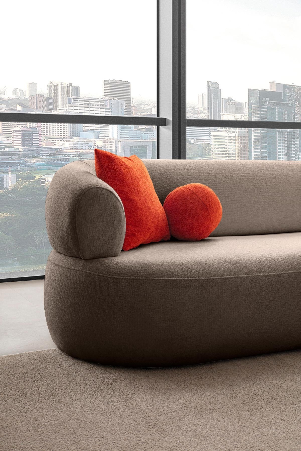 Ecksofa rechts in Mink mit Bouclé-Stoffbezug, Holzgestell und Kunststoffbeinen, inklusive vier Zierkissen, im Wohnzimmer platziert