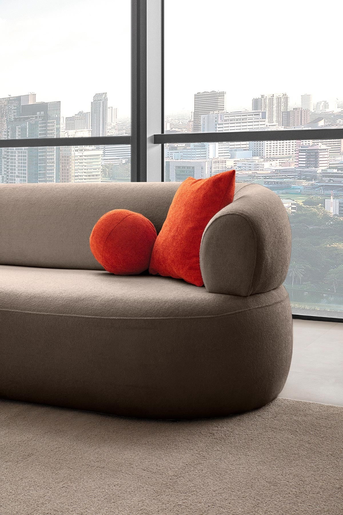 Bouclé-Ecksofa Roma in Mink von Hanah Home, Sitzfläche mit vier Kissen, Gestell aus Hainbuche und Kunststofffüssen.