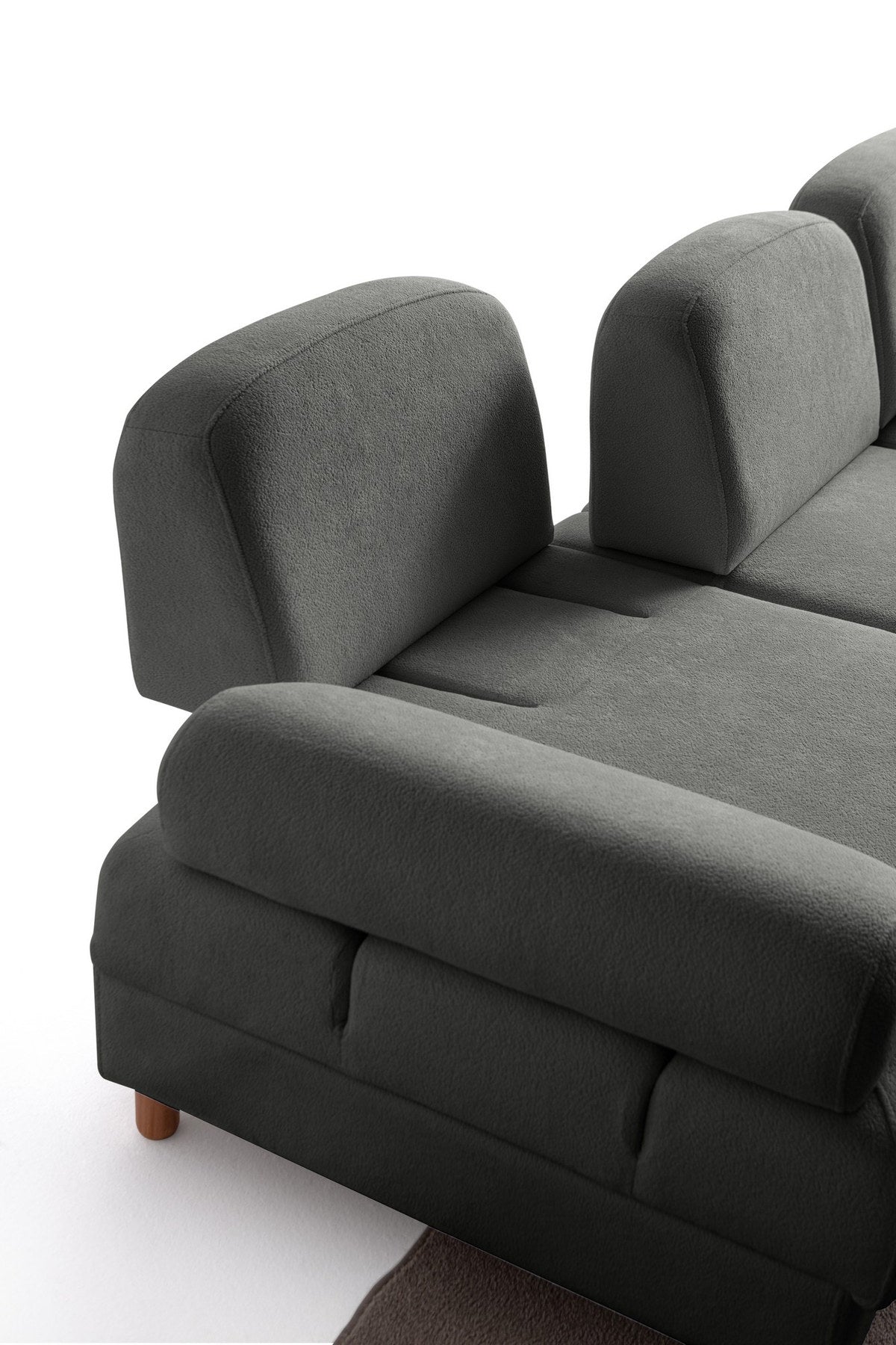Anthrazitfarbenes Eck-Schlafsofa Aries von Hanah Home mit Coco-Boucle-Bezug, Holzbeinen und ausklappbarer Liegefläche in Wohnraumumgebung.
