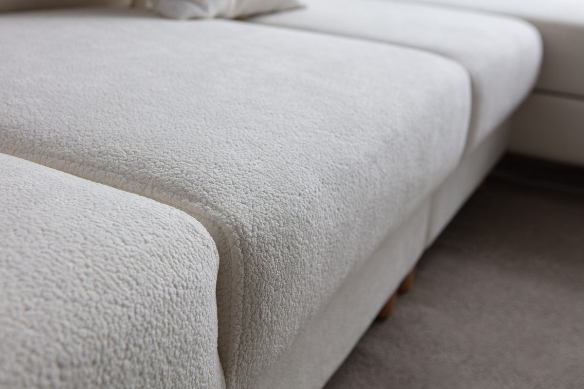 Weisses Eck-Schlafsofa Aries mit Coco-Boucle-Stoff, Holzbeinen und verstellbarer Rückenlehne, rechte Ausführung, Hanah Home.