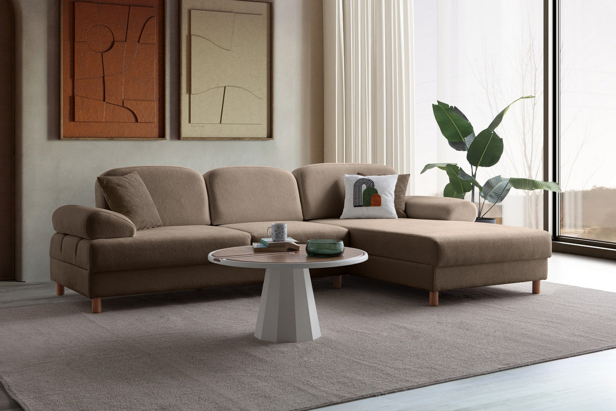 Braunes Eck-Schlafsofa Aries mit Coco-Boucle-Stoff, Holzbeinen und ausklappbarer Liegefläche in der rechten Ausführung von Hanah Home