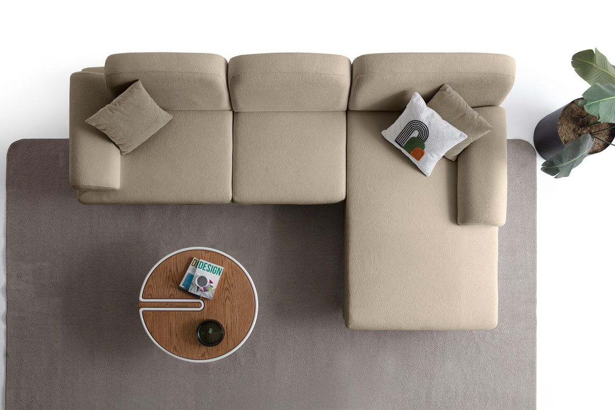 Eck-Schlafsofa Aries rechts in Milchkaffee mit Coco-Boucle-Stoff, Holzbeinen und Bettkasten, Ansicht von vorne.