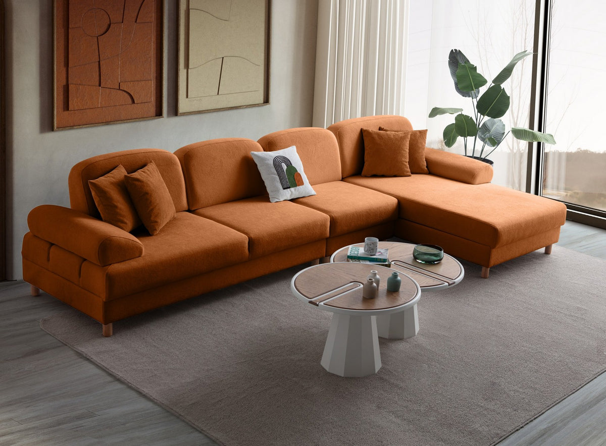 Eck-Schlafsofa Aries Relax Joker in Orange mit Coco-Boucle-Stoff, Holzbeinen und ausklappbarer Liegefläche, fotografiert im Wohnraum.