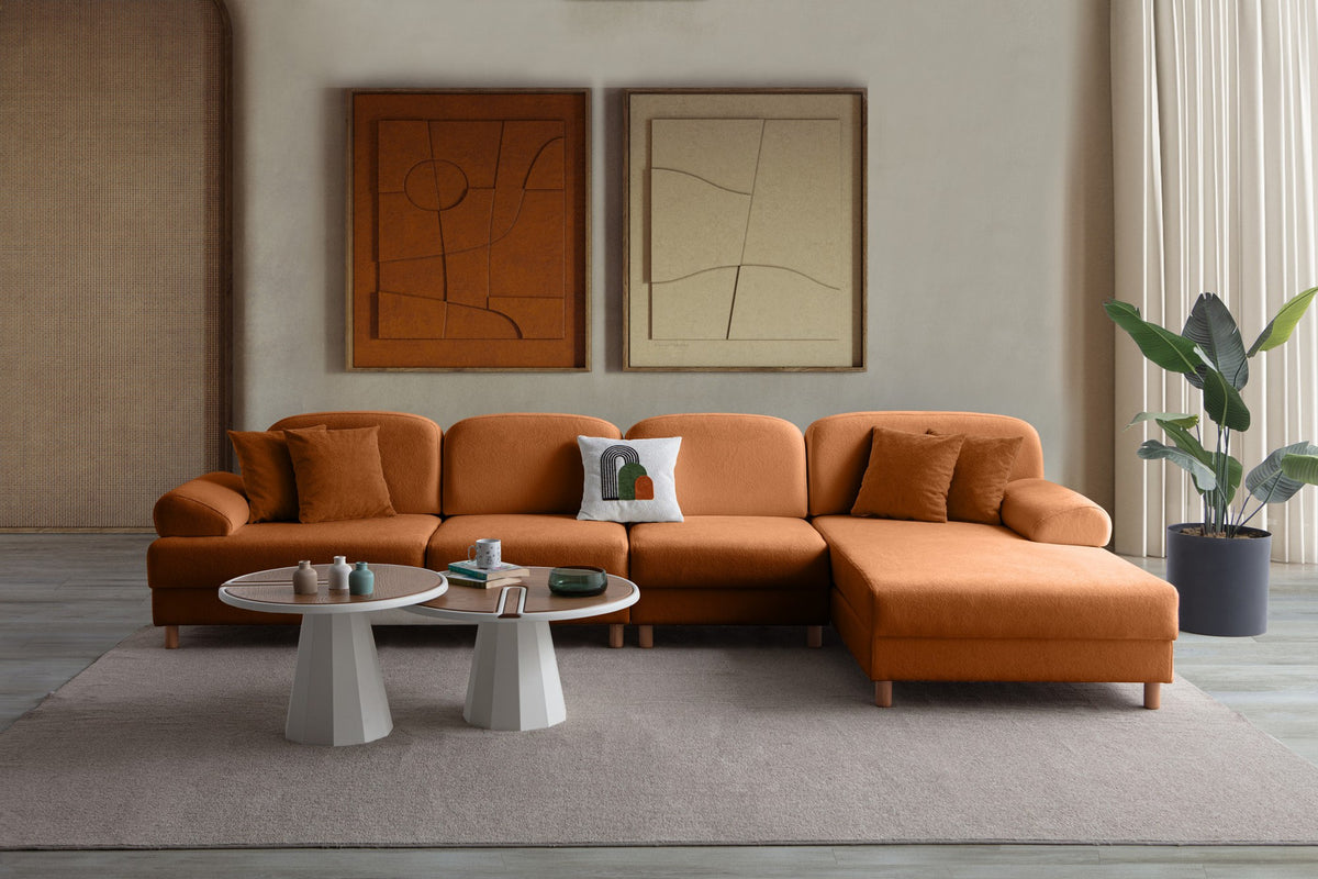 Eck-Schlafsofa Aries Relax Joker in Orange mit Coco-Boucle-Stoff, Holzbeinen und ausklappbarer Liegefläche, fotografiert im Wohnraum.