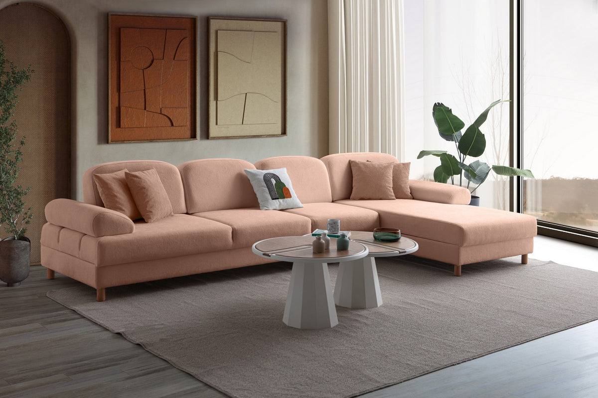 Eck-Schlafsofa Aries Relax Joker in Altrosa mit Coco-Boucle-Stoff, Holzbeinen und verstellbarer Rückenlehne, fotografiert im Wohnraum.
