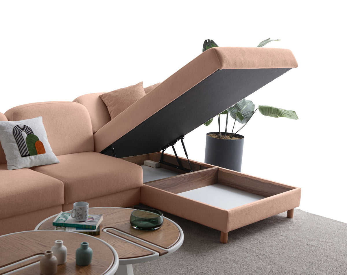 Eck-Schlafsofa Aries Relax Joker in Altrosa mit Coco-Boucle-Stoff, Holzbeinen und verstellbarer Rückenlehne, fotografiert im Wohnraum.