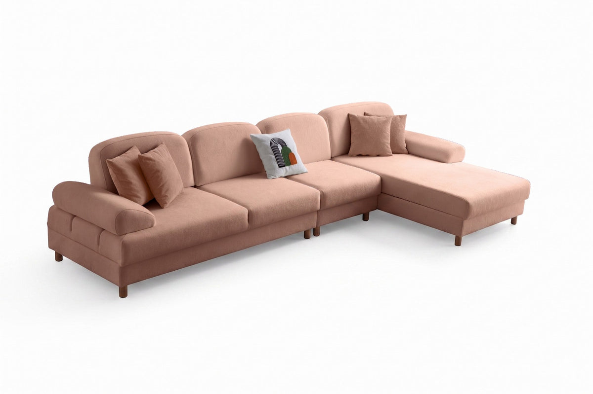 Eck-Schlafsofa Aries Relax Joker in Altrosa mit Coco-Boucle-Stoff, Holzbeinen und verstellbarer Rückenlehne, fotografiert im Wohnraum.