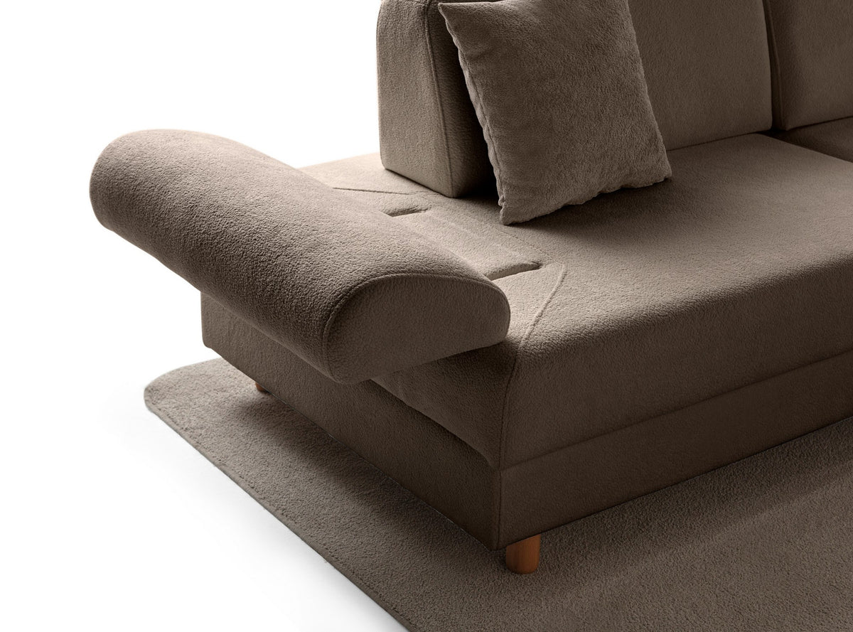 Braunes Eck-Schlafsofa Aries Modular S von Hanah Home mit Coco-Boucle-Stoff, Holzbeinen und vier Kissen in einem Wohnzimmer.