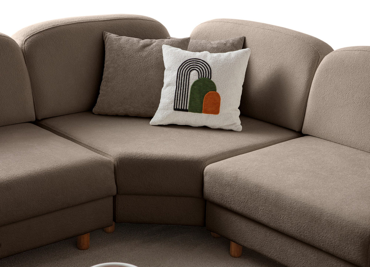 Braunes Eck-Schlafsofa Aries Modular M mit Coco-Boucle-Stoffbezug, Holzbeinen und sichtbarer Truhe, im Wohnzimmer aufgestellt.