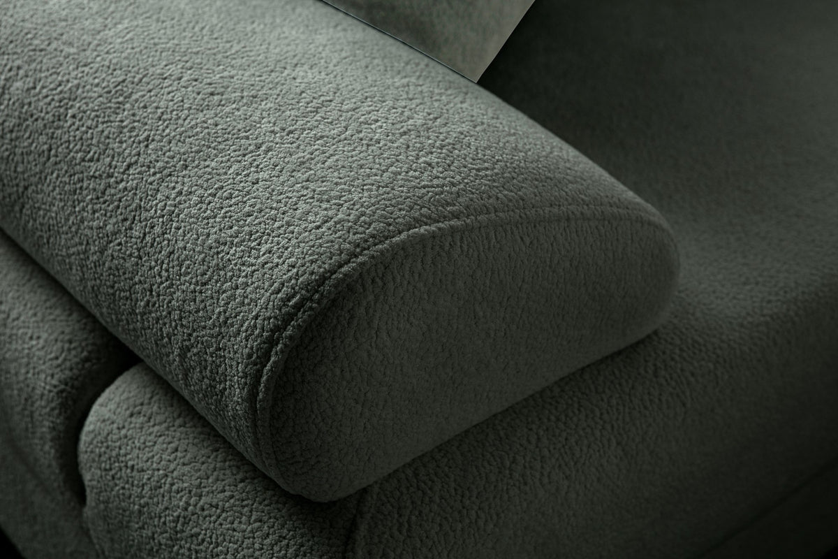 Grünes Eck-Schlafsofa Aries Modular M von Hanah Home mit Coco-Boucle-Polyesterbezug, Holzbeinen und sechs Zierkissen im Wohnzimmer.