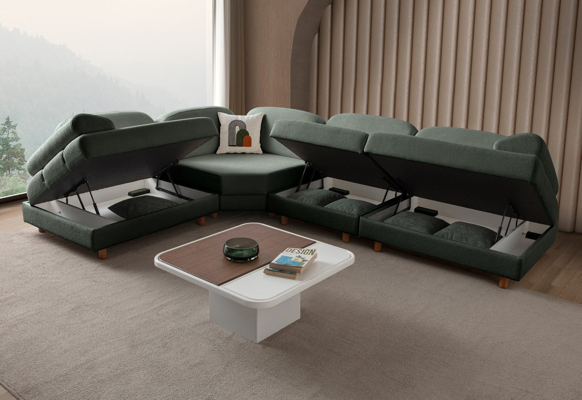 Grünes Eck-Schlafsofa Aries Modular M von Hanah Home mit Coco-Boucle-Polyesterbezug, Holzbeinen und sechs Zierkissen im Wohnzimmer.