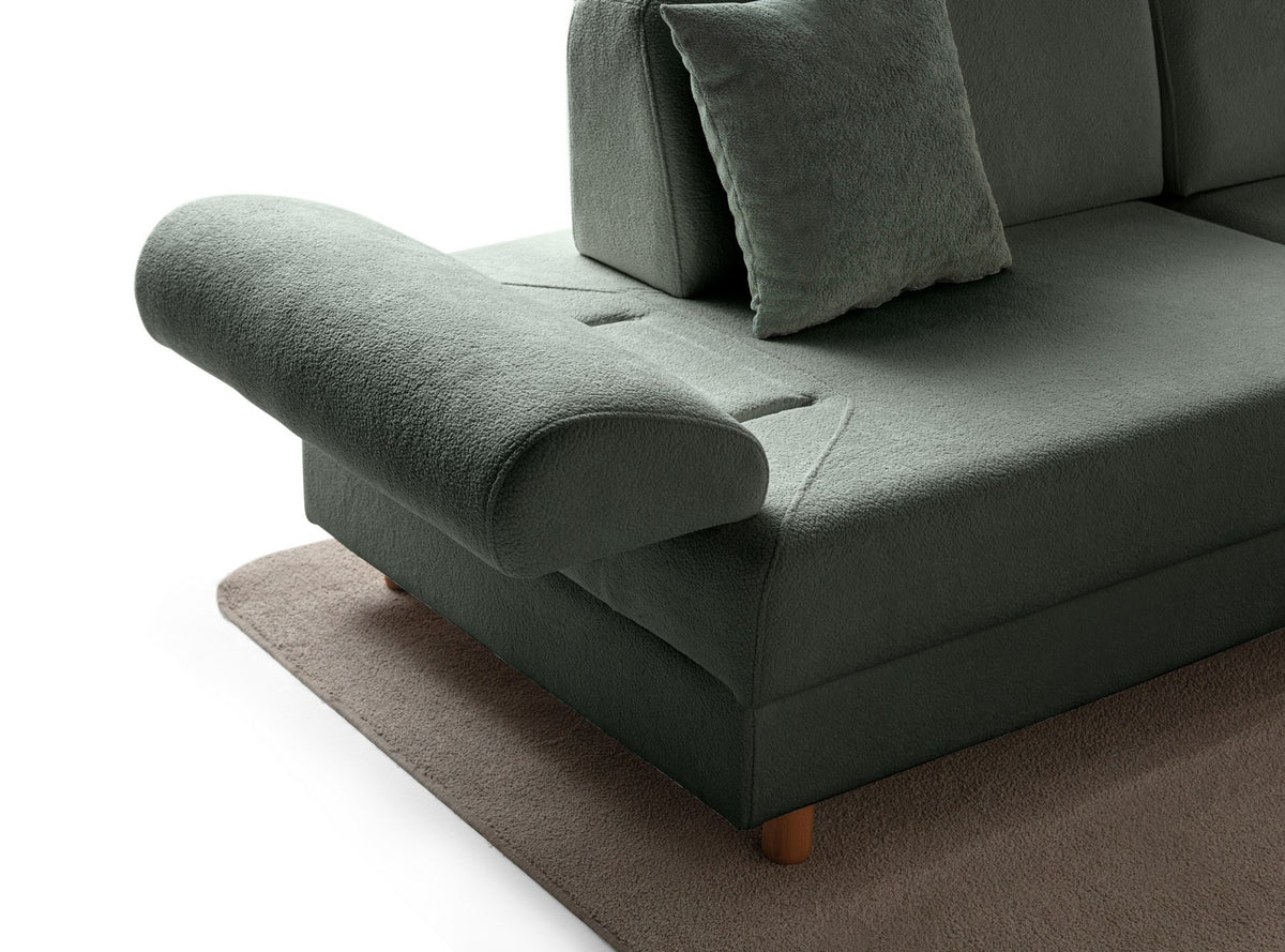 Grünes Eck-Schlafsofa Aries Modular M von Hanah Home mit Coco-Boucle-Polyesterbezug, Holzbeinen und sechs Zierkissen im Wohnzimmer.