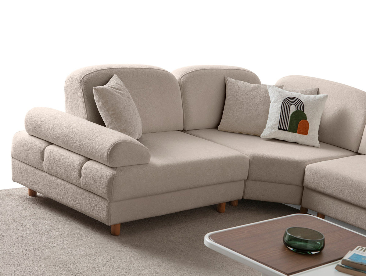 Eck-Schlafsofa Aries Modular M in Milchkaffee mit Boucle-Stoffbezug, Holzbeinen und sechs Kissen, modulare Sitzlandschaft.
