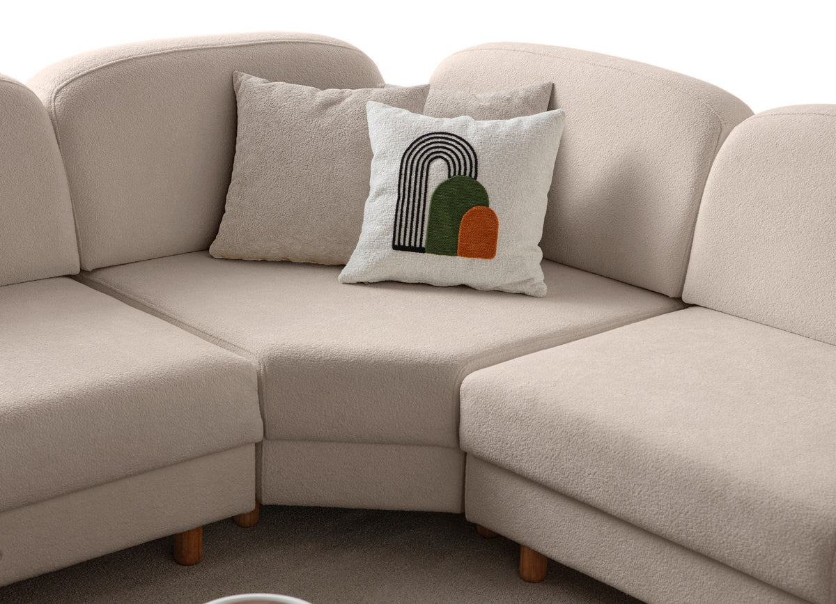 Eck-Schlafsofa Aries Modular M in Milchkaffee mit Boucle-Stoffbezug, Holzbeinen und sechs Kissen, modulare Sitzlandschaft.