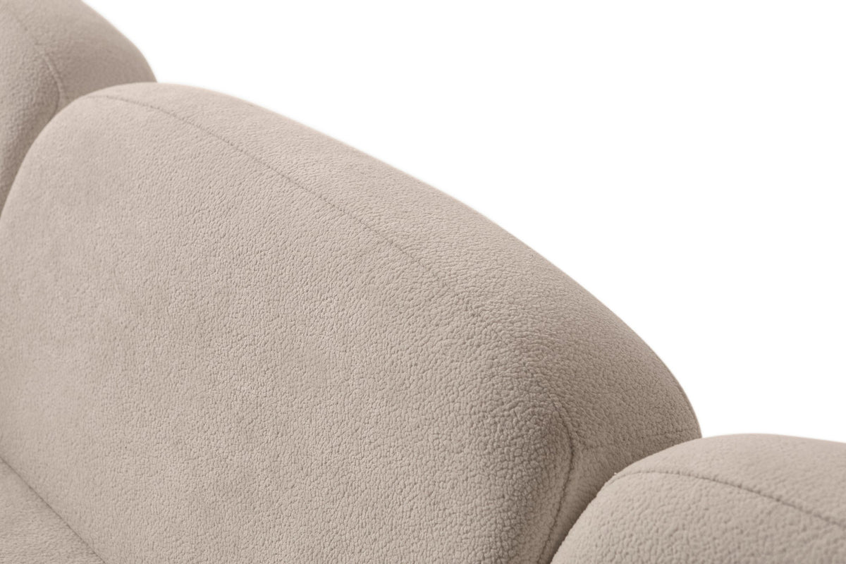 Eck-Schlafsofa Aries Modular M in Milchkaffee mit Boucle-Stoffbezug, Holzbeinen und sechs Kissen, modulare Sitzlandschaft.