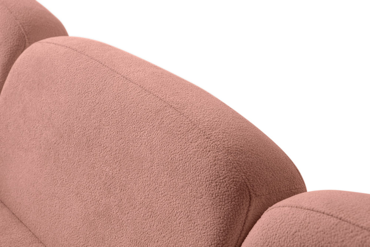 Eck-Schlafsofa Aries Modular M in Altrosa mit Coco-Boucle-Stoff, Holzbeinen und sechs Kissen, Gesamtansicht des Möbelstücks.