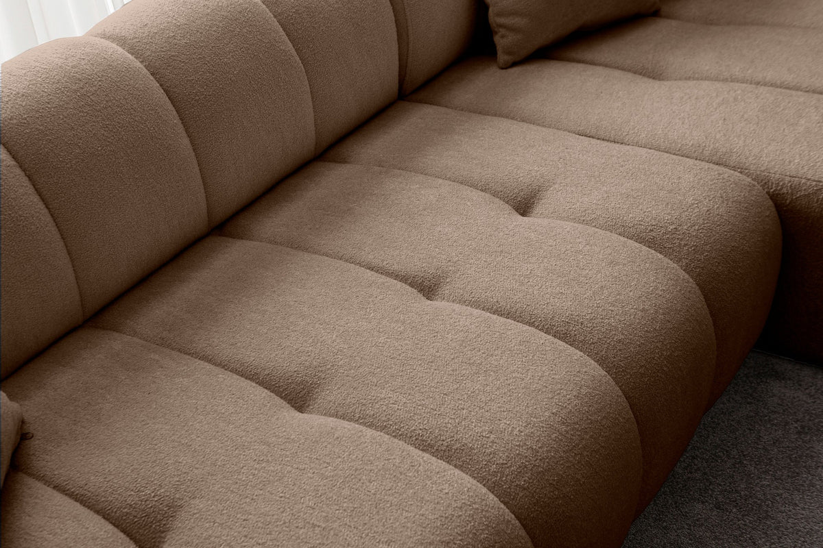 Ecksofa rechts in Nerz mit Bouclé-Stoffbezug, Hainbuche-Gestell, Kunststoffbeinen und drei Kissen, Ansicht des gesamten Sofas von vorne.