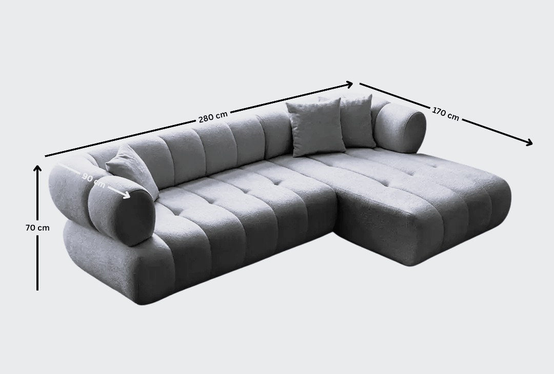 Ecksofa rechts in Nerz mit Bouclé-Stoffbezug, Hainbuche-Gestell, Kunststoffbeinen und drei Kissen, Ansicht des gesamten Sofas von vorne.