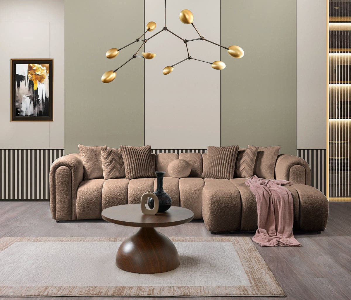 Ecksofa rechts in Mink mit Boucle-Stoff, Hainbuche-Gestell, Kunststoffbeinen und mehreren Kissen, fotografiert im Wohnraum