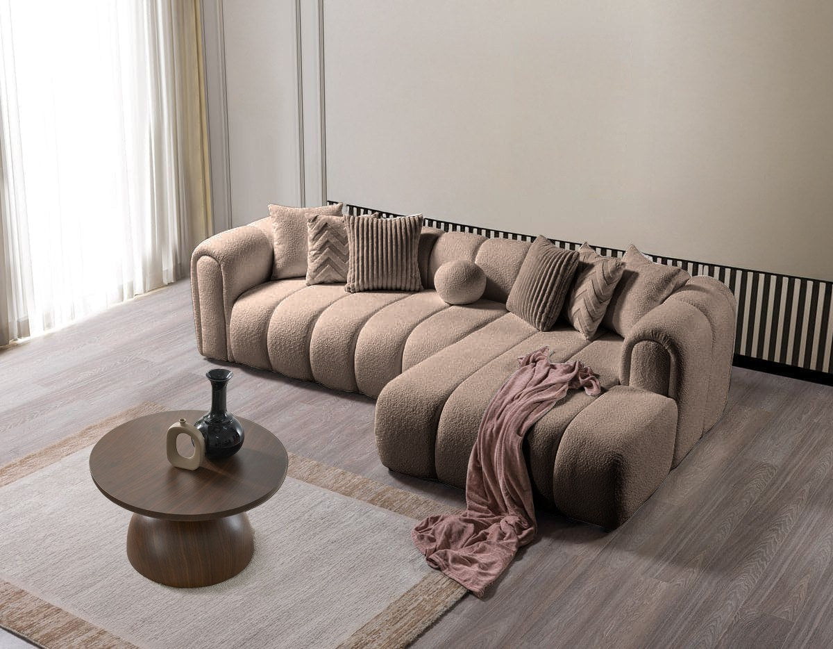 Ecksofa rechts in Mink mit Boucle-Stoff, Hainbuche-Gestell, Kunststoffbeinen und mehreren Kissen, fotografiert im Wohnraum