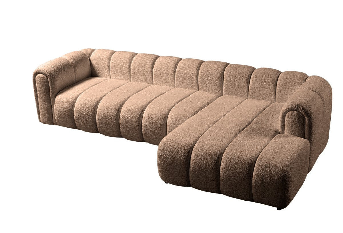 Ecksofa rechts in Mink mit Boucle-Stoff, Hainbuche-Gestell, Kunststoffbeinen und mehreren Kissen, fotografiert im Wohnraum