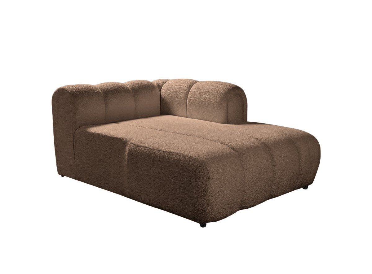 Ecksofa rechts in Mink mit Boucle-Stoff, Hainbuche-Gestell, Kunststoffbeinen und mehreren Kissen, fotografiert im Wohnraum