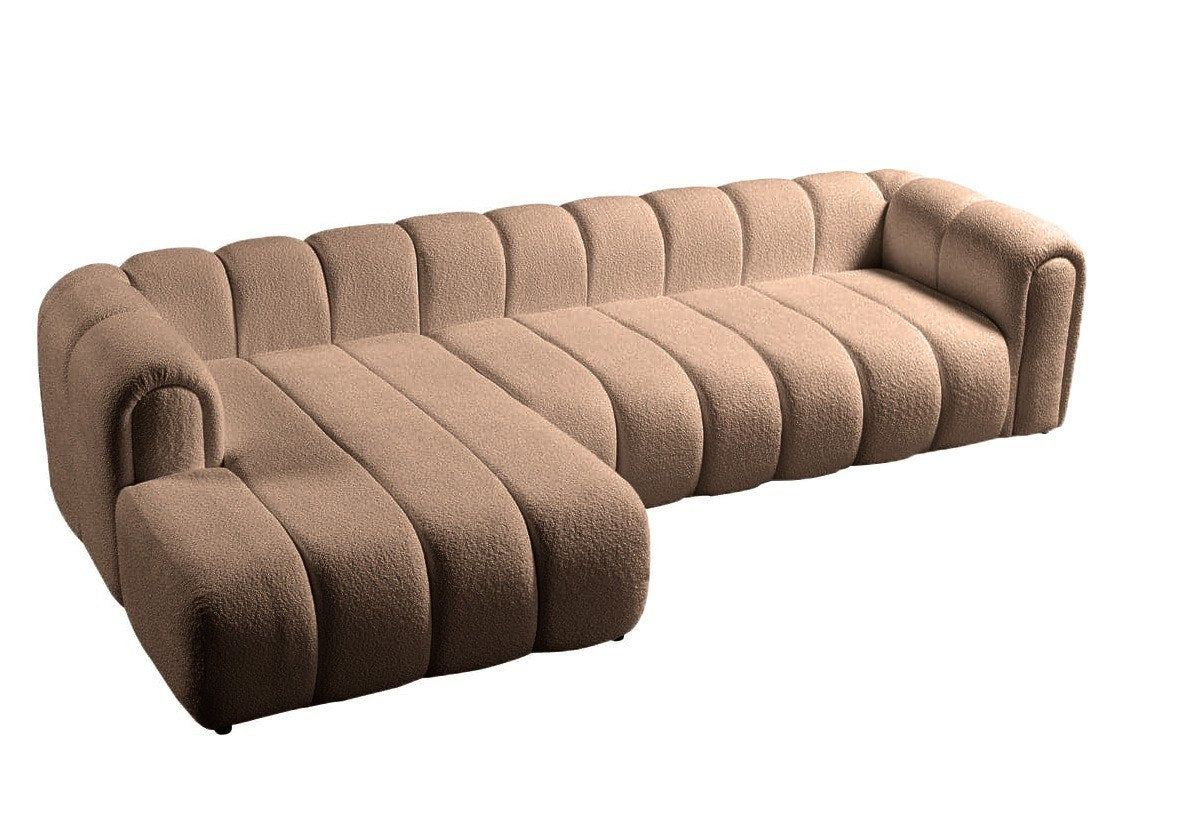Ecksofa links in Nerz mit Boucle-Stoffbezug, Kunststoffbeinen und sieben Kissen, Gesamtbreite 265 x 185 cm, Sitzhöhe 40 cm.