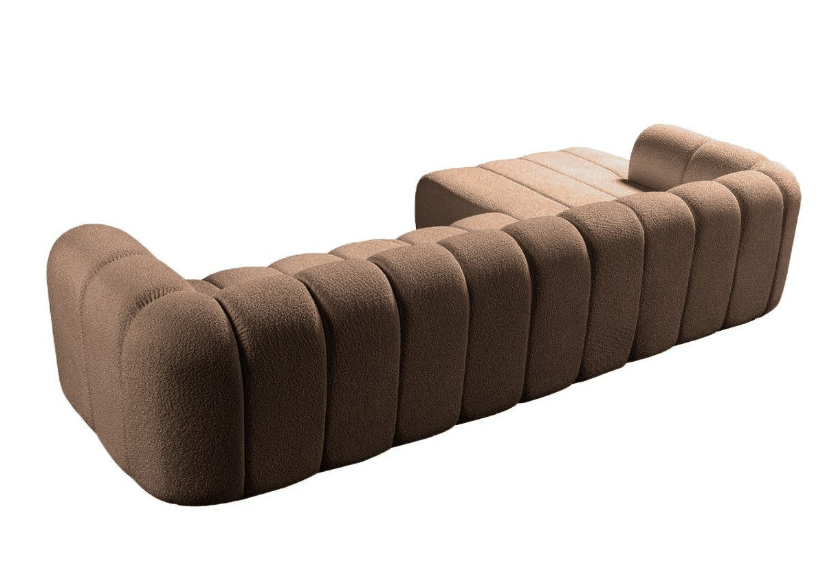 Ecksofa links in Nerz mit Boucle-Stoffbezug, Kunststoffbeinen und sieben Kissen, Gesamtbreite 265 x 185 cm, Sitzhöhe 40 cm.