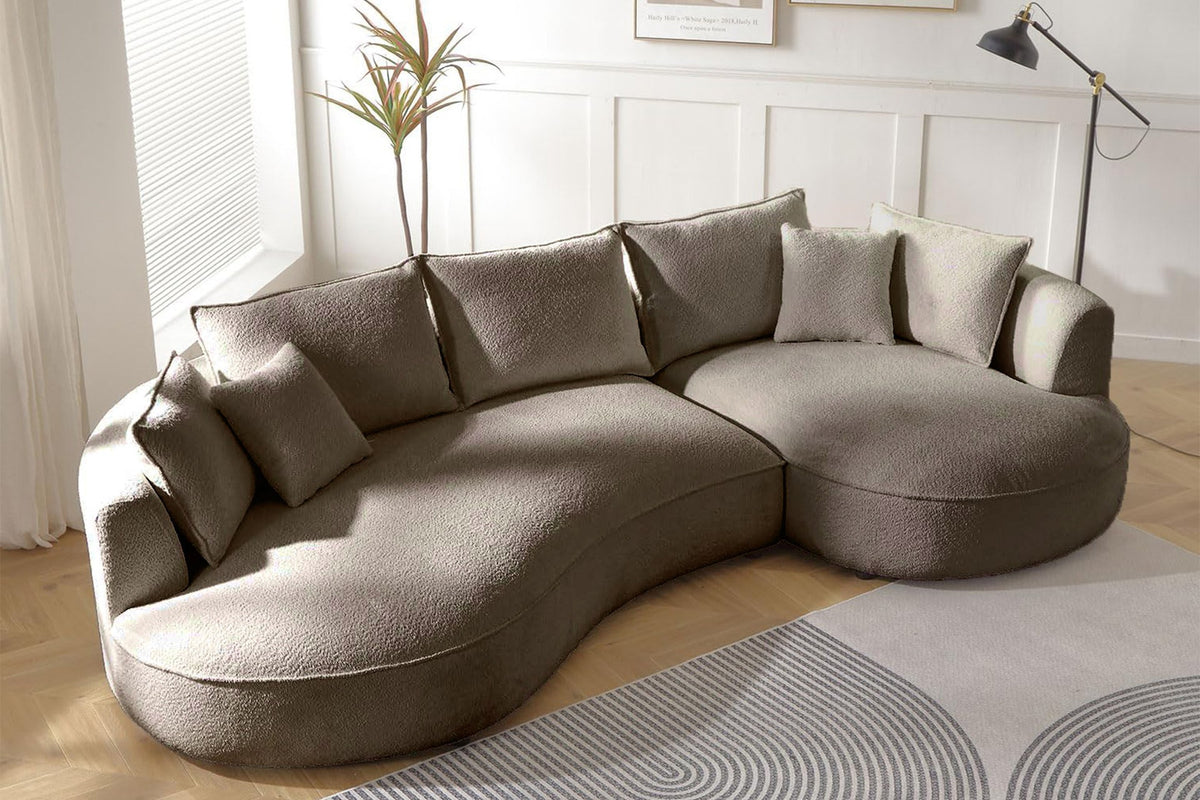 Ecksofa Venedik rechts in Mink mit Boucle-Stoffbezug, Kunststoffbeinen und sieben losen Kissen, Gestell aus Hainbuchenholz.