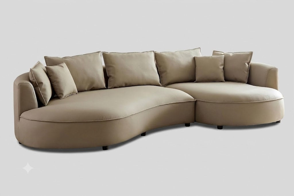 Braunes Ecksofa Venedik mit glattem Kunstlederbezug, rechter Ausrichtung, sieben Kissen und Kunststoffbeinen auf hellem Hintergrund.