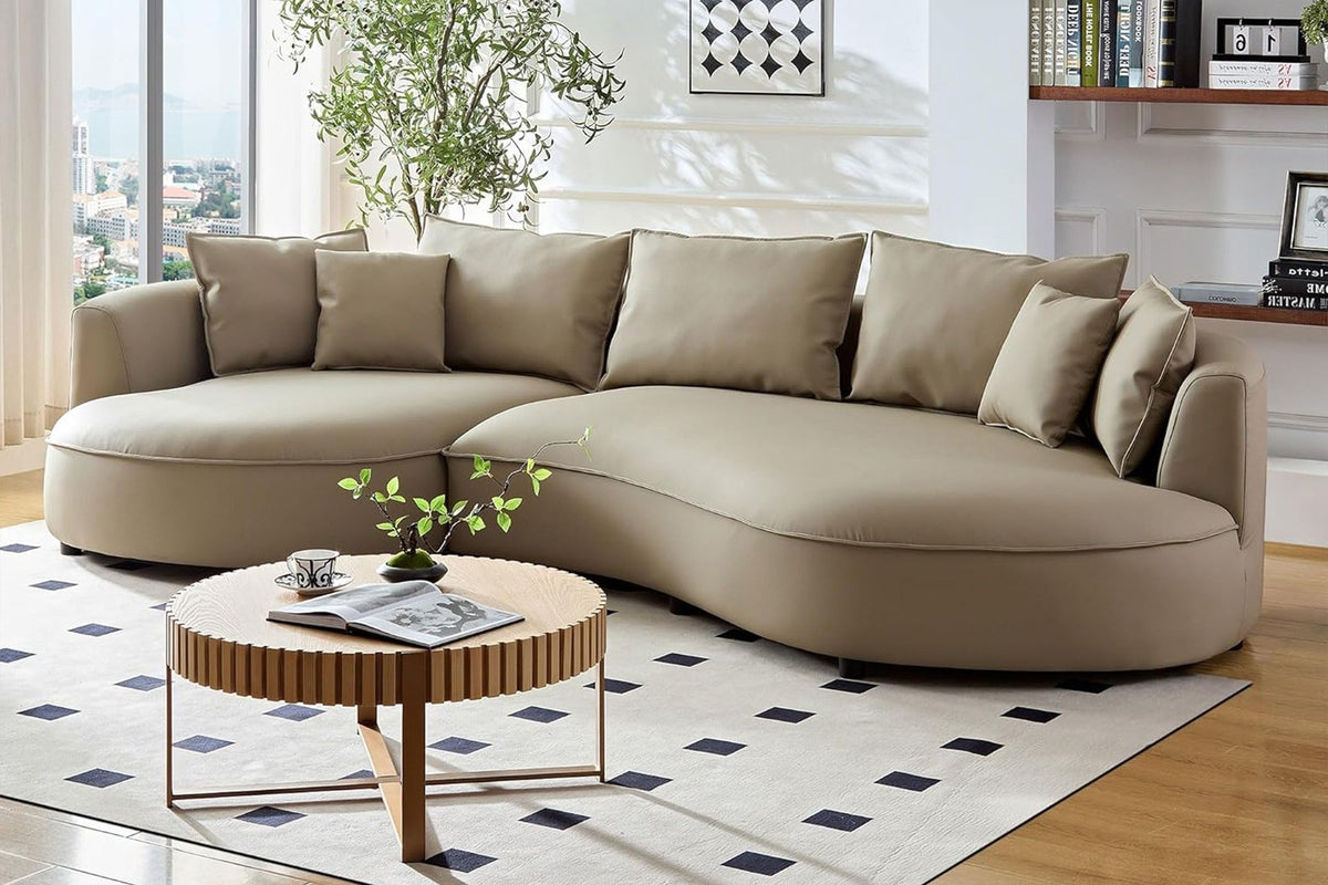Braunes Ecksofa Venedik links von Hanah Home aus glattem Kunstleder mit Kunststoffbeinen und sieben mitgelieferten Kissen im Wohnbereich.
