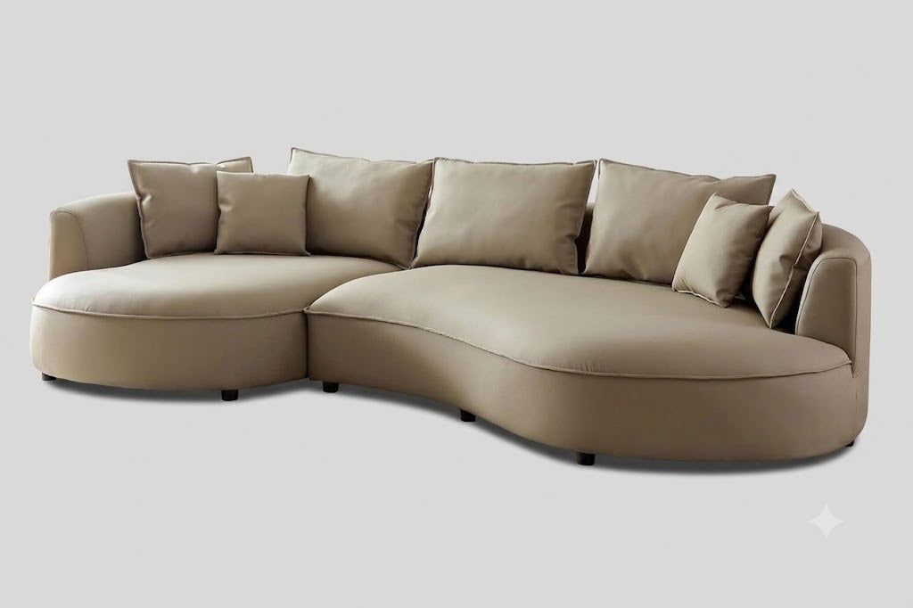 Braunes Ecksofa Venedik links von Hanah Home aus glattem Kunstleder mit Kunststoffbeinen und sieben mitgelieferten Kissen im Wohnbereich.