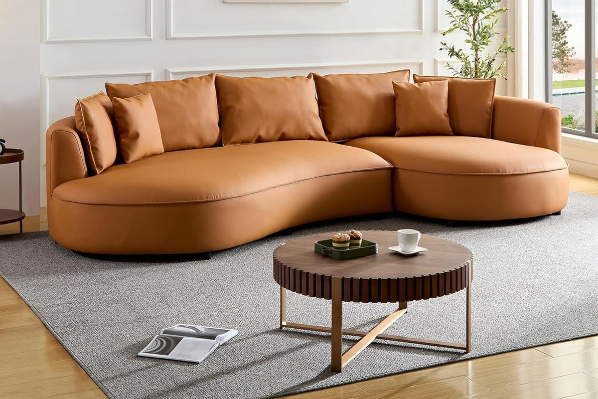 Oranges Ecksofa Venedik von Hanah Home mit glattem Kunstlederbezug, Holzgestell, Kunststoffbeinen und sieben losen Kissen im Wohnraum