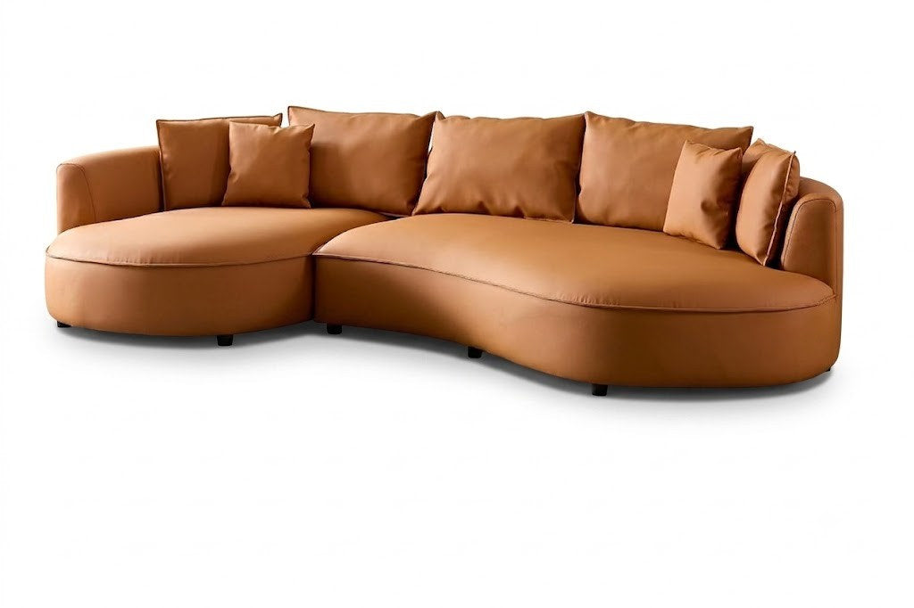 Orangefarbenes Ecksofa Venedik links von Hanah Home mit glattem Kunstlederbezug, Kunststoffbeinen und sieben mitgelieferten Kissen.