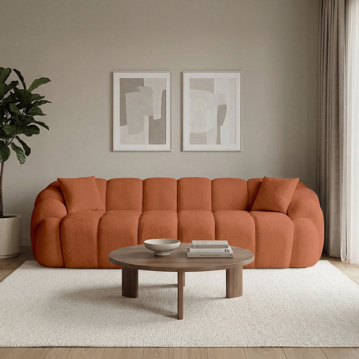 Ziegelrotes 4-Sitzer Sofa Octavio von Hanah Home aus Polyesterstoff mit Buchenholzgestell, Kunststoffbeinen und zwei losen Kissen.