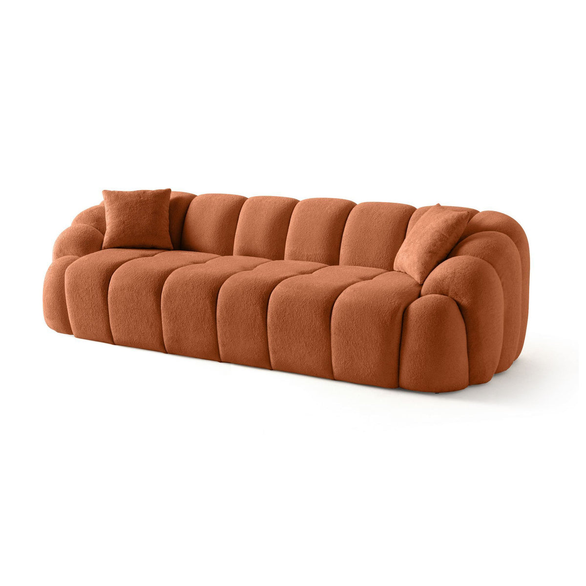 Ziegelrotes 4-Sitzer Sofa Octavio von Hanah Home aus Polyesterstoff mit Buchenholzgestell, Kunststoffbeinen und zwei losen Kissen.