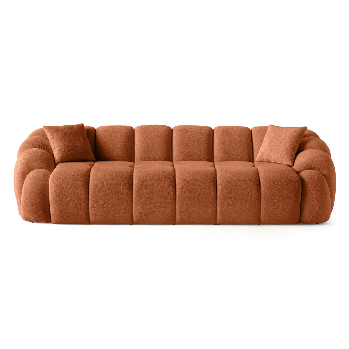 Ziegelrotes 4-Sitzer Sofa Octavio von Hanah Home aus Polyesterstoff mit Buchenholzgestell, Kunststoffbeinen und zwei losen Kissen.