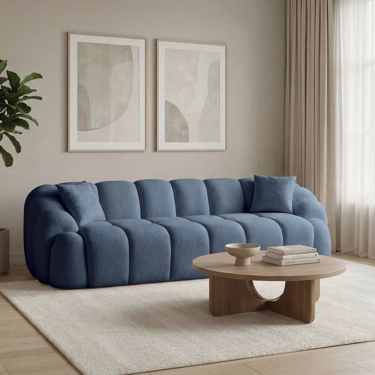 Marineblaues 4-Sitzer Sofa Octavio von Hanah Home mit Polyesterbezug in Venus-Struktur, Kunststoffbeinen und zwei losen Kissen.