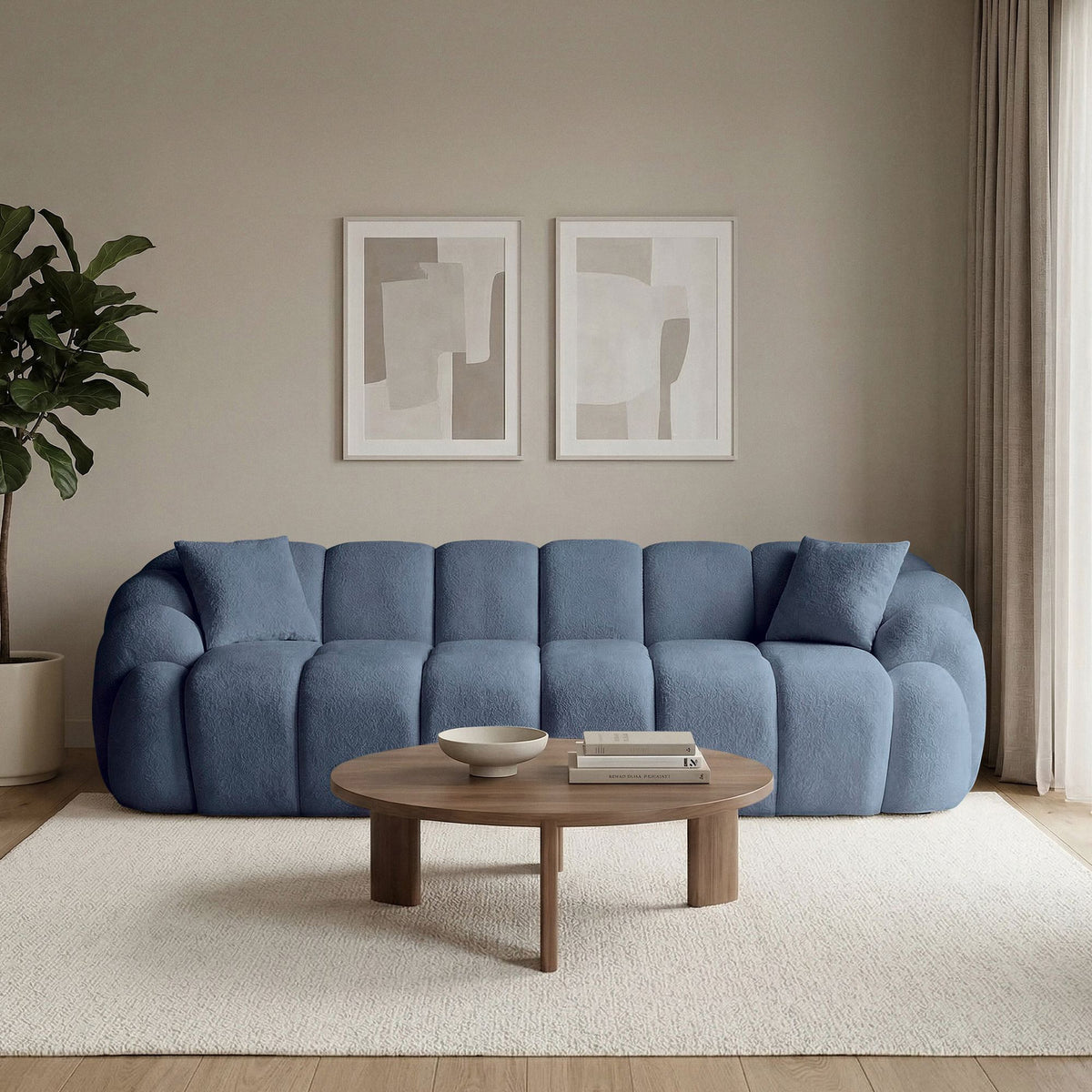 Marineblaues 4-Sitzer Sofa Octavio von Hanah Home mit Polyesterbezug in Venus-Struktur, Kunststoffbeinen und zwei losen Kissen.