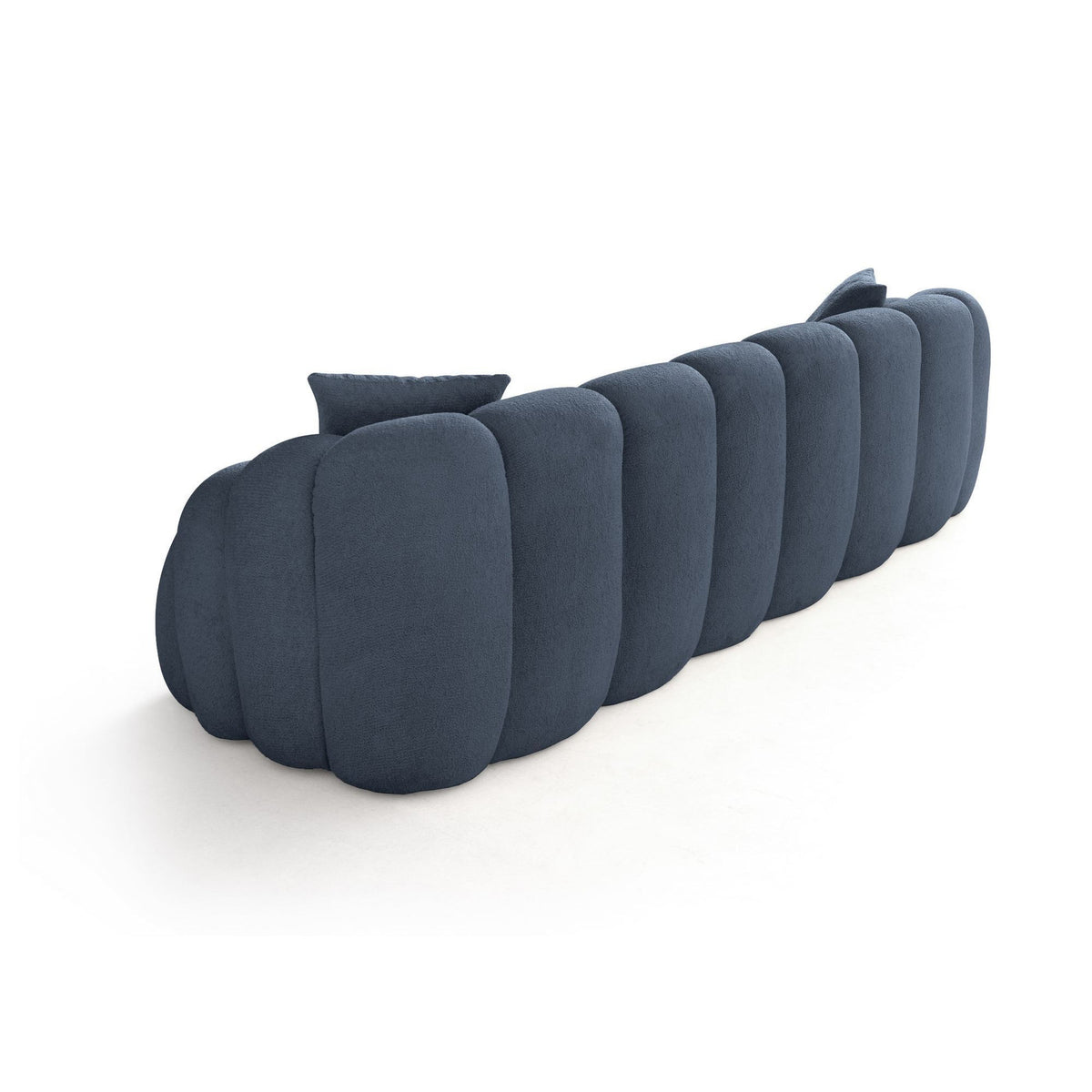 Marineblaues 4-Sitzer Sofa Octavio von Hanah Home mit Polyesterbezug in Venus-Struktur, Kunststoffbeinen und zwei losen Kissen.