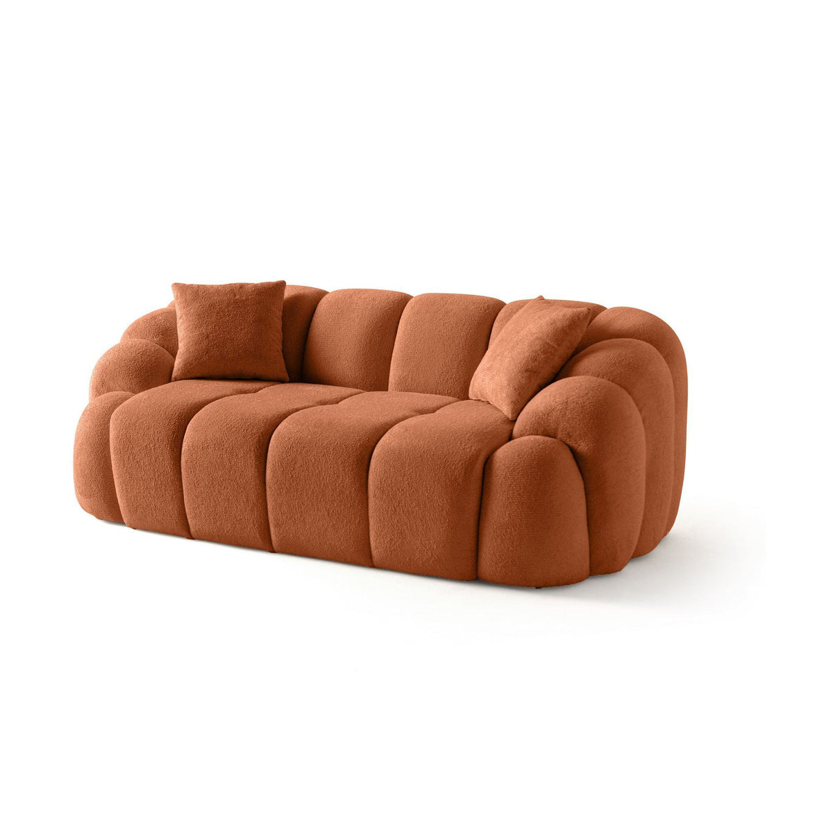 Ziegelrotes 2-Sitzer Sofa Octavio von Hanah Home mit Polyesterbezug, Holzgestell, Kunststoffbeinen und zwei losen Kissen auf hellem Hintergrund.
