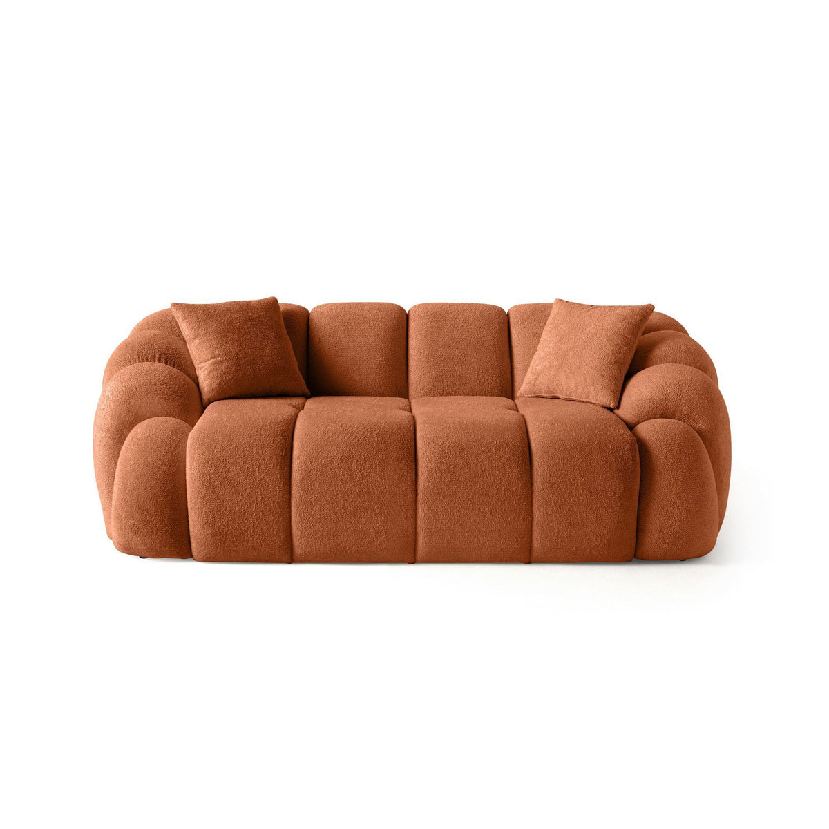 Ziegelrotes 2-Sitzer Sofa Octavio von Hanah Home mit Polyesterbezug, Holzgestell, Kunststoffbeinen und zwei losen Kissen auf hellem Hintergrund.