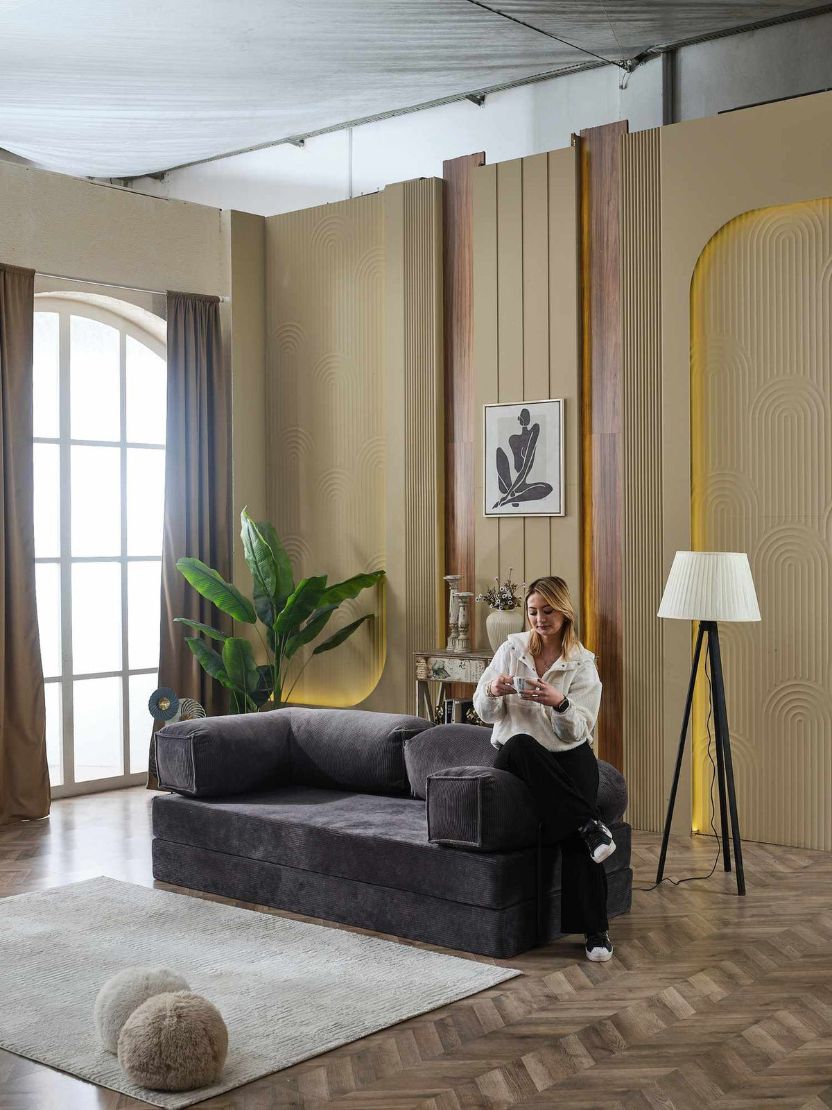 Anthrazitfarbenes 2-Sitzer Schlafsofa Kanepe 160 aus Polyester und Leinen mit Eisengestell, Sitzhöhe 36 cm, im ausgeklappten Zustand als Bett sichtbar.