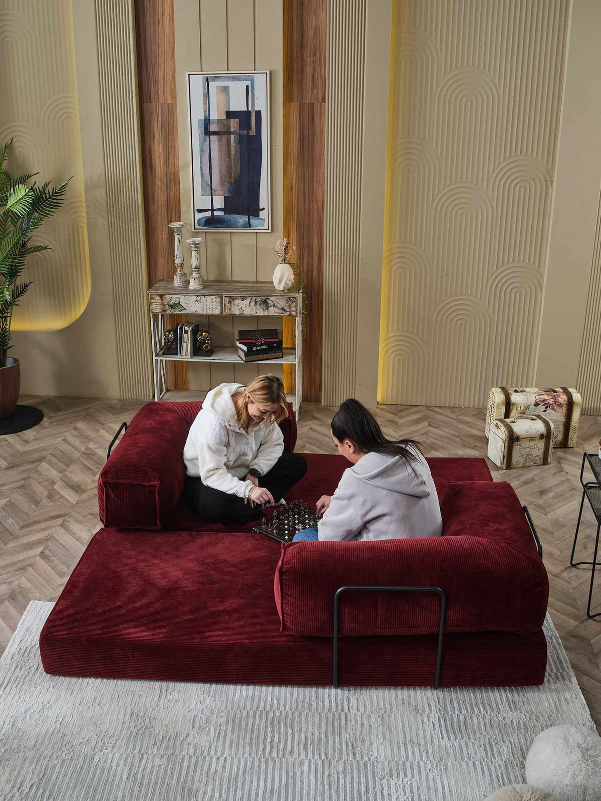 Zweisitzer-Schlafsofa in Bordeauxrot aus Polyester und Leinen mit Eisenstützstreben, Sitzhöhe 36 cm, Masse 160 x 80 x 66 cm.