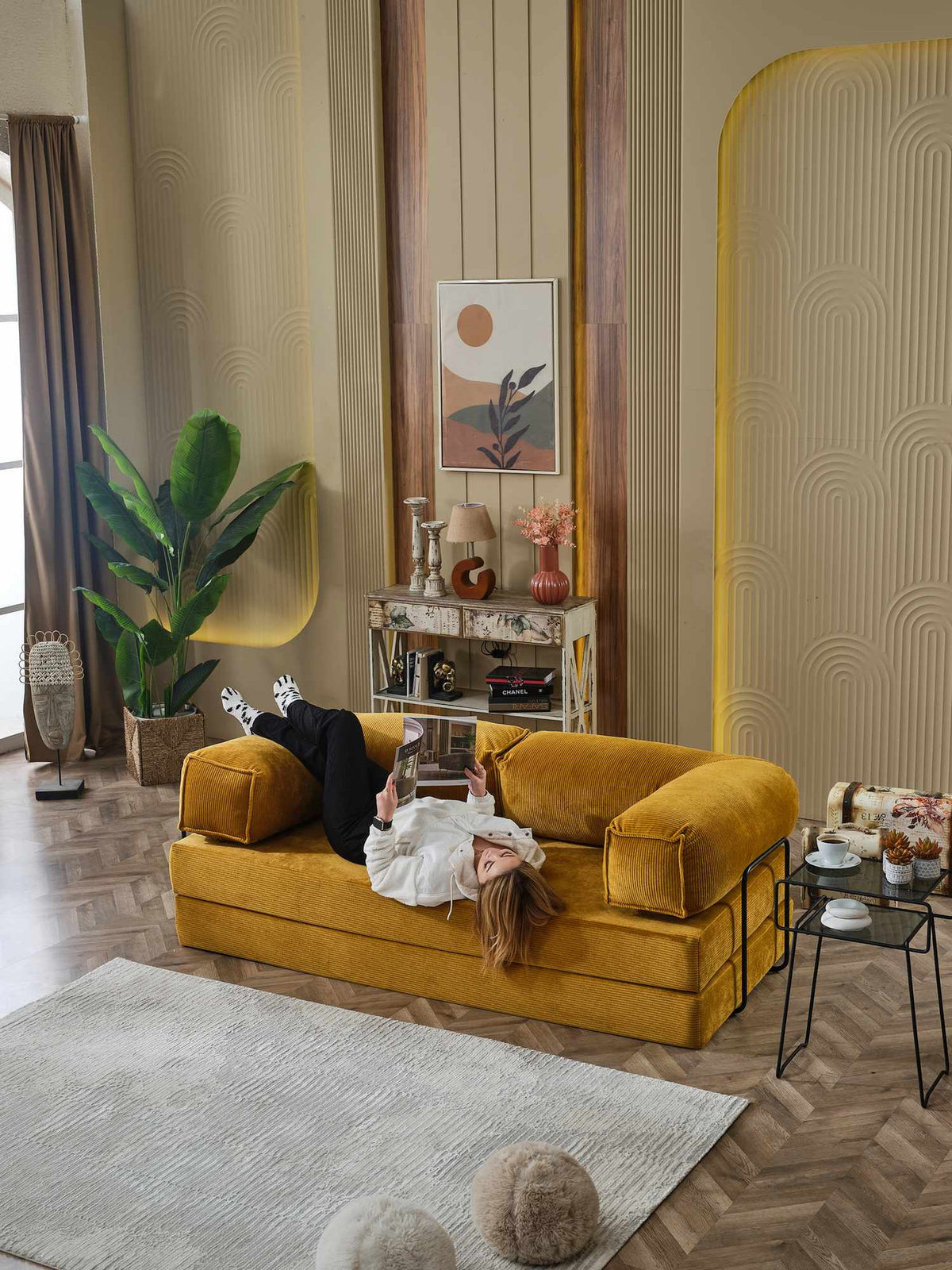 Senfgelbes 2-Sitzer Schlafsofa Kanepe 160 von Hanah Home aus Polyester und Leinen mit schlankem Design und Metallgestell, Frontalansicht.