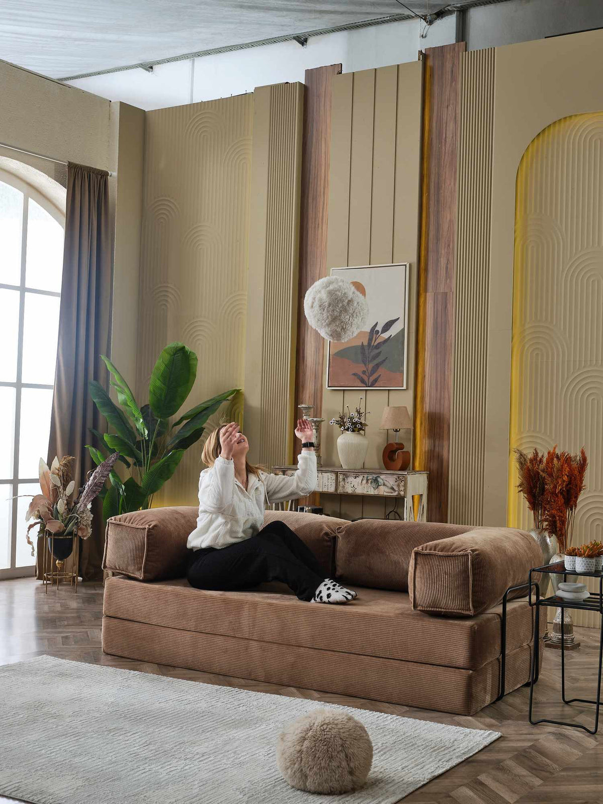 Zweisitzer-Schlafsofa Kanepe 180 in Nerz mit Bezug aus Polyester und Leinen, Eisengestell und rutschfester Sohle in Wohnraumumgebung.