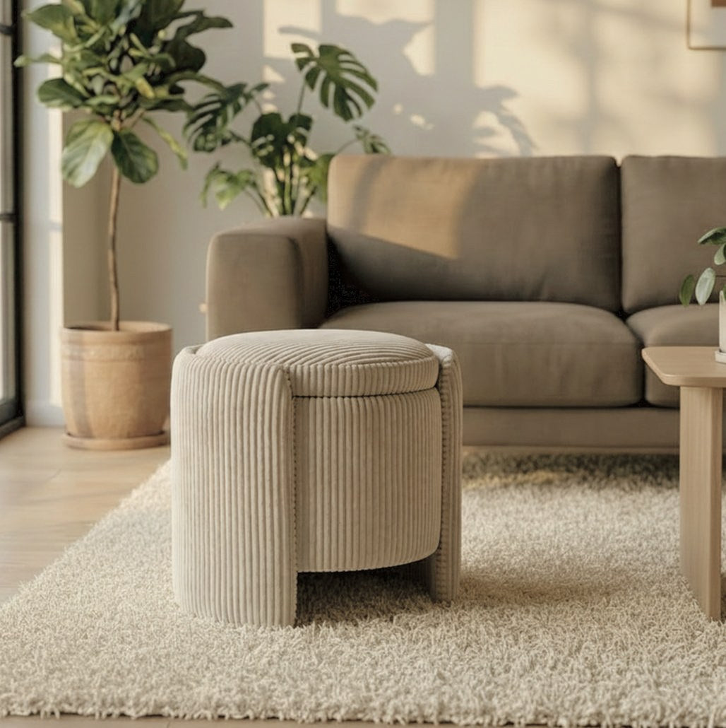 Beiger Sitzhocker Cuddle Pouf von Hanah Home mit Cord-Bezug, abnehmbarem Deckel, sichtbarem Stauraum und Korpus aus Spanplatte und Pappel-Sperrholz.