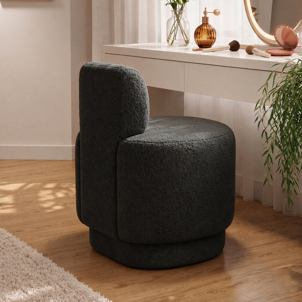 Dunkelgrauer Ohrensessel Guess von Hanah Home mit strukturiertem Bouclé-Stoffbezug, geschwungener Rückenlehne und Holzgestell, freigestellte Studioaufnahme.