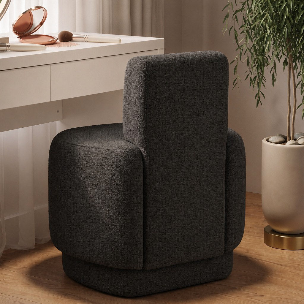 Dunkelgrauer Ohrensessel Guess von Hanah Home mit strukturiertem Bouclé-Stoffbezug, geschwungener Rückenlehne und Holzgestell, freigestellte Studioaufnahme.